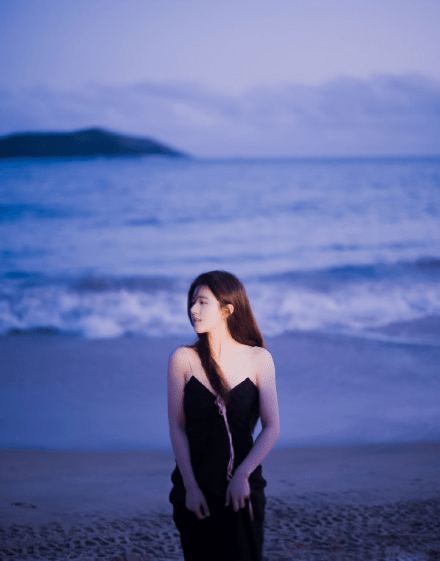 女神赵露思晒出性感写真大片，穿吊带裙海边秀美腿，牛奶肌嫩得掐出水