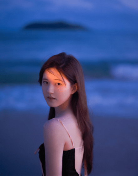 女神赵露思晒出性感写真大片，穿吊带裙海边秀美腿，牛奶肌嫩得掐出水