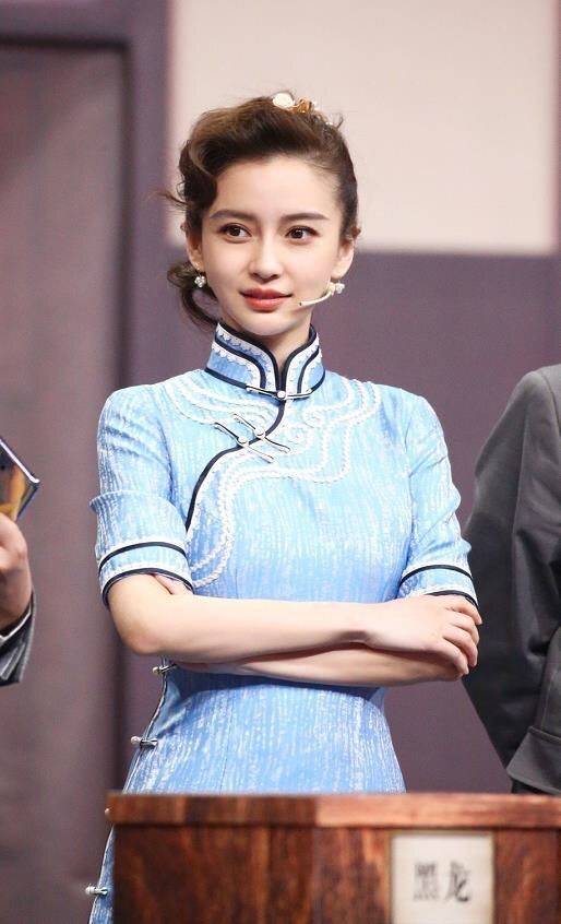 杨颖 杨颖离婚后状态真好，穿“烈焰旗袍”配绿色麻花辫，仍是甜美少女