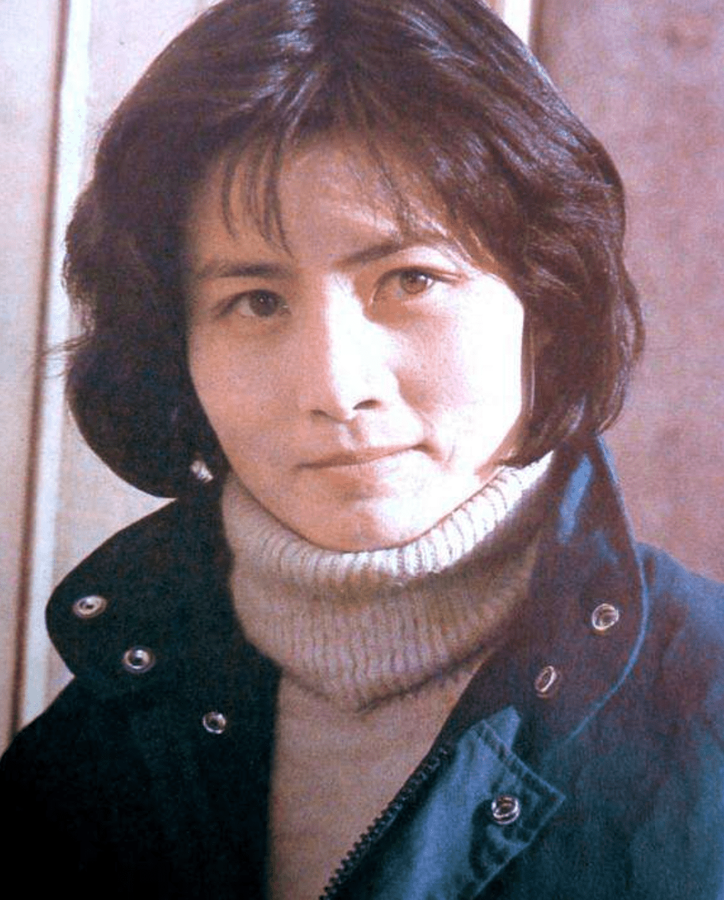 实在是太漂亮了,她是1980年《红牡丹》的九月菊,《花开花落》的刘惠玲