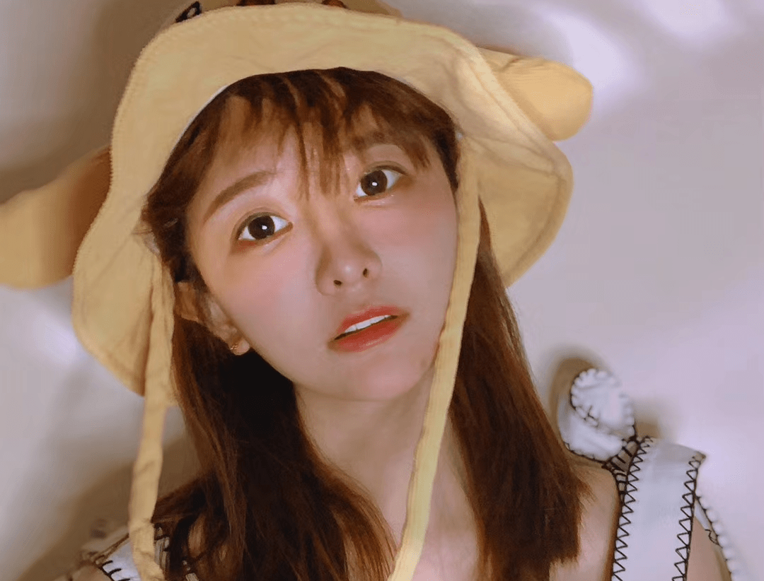 林七七挑战紧身泳衣,水友直言"一点都没有",颜值高