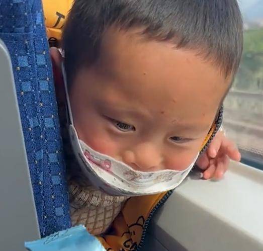 车窗|福建女子高铁吃零食,被前座小朋友目不转睛盯着,随后的举动真实