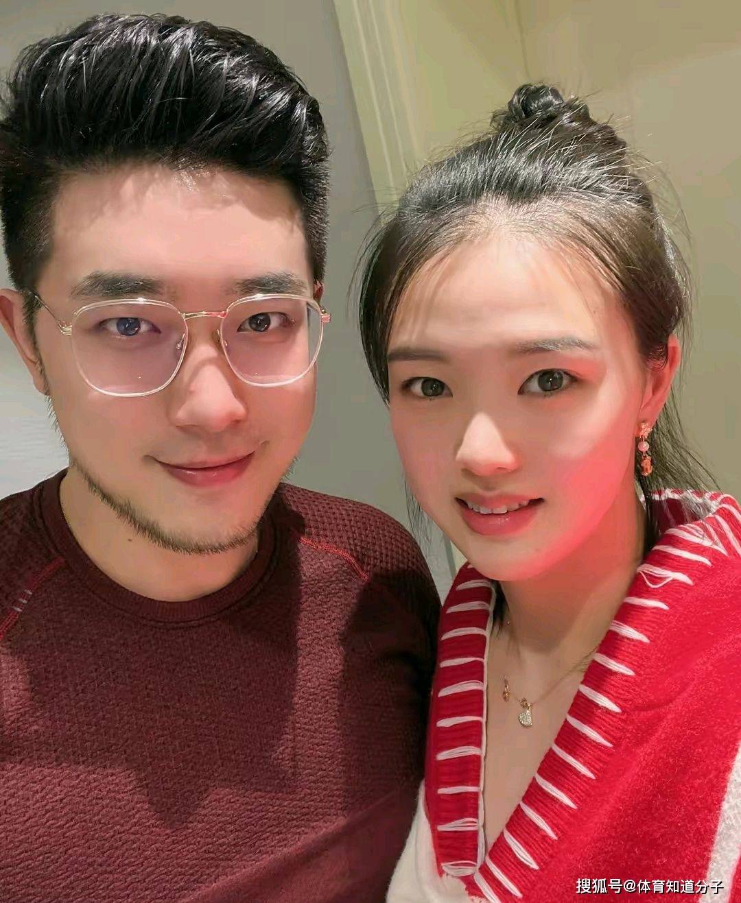 原创一家13口人丁兴旺张常宁和老公吴冠希回家过年婆婆公公未现身