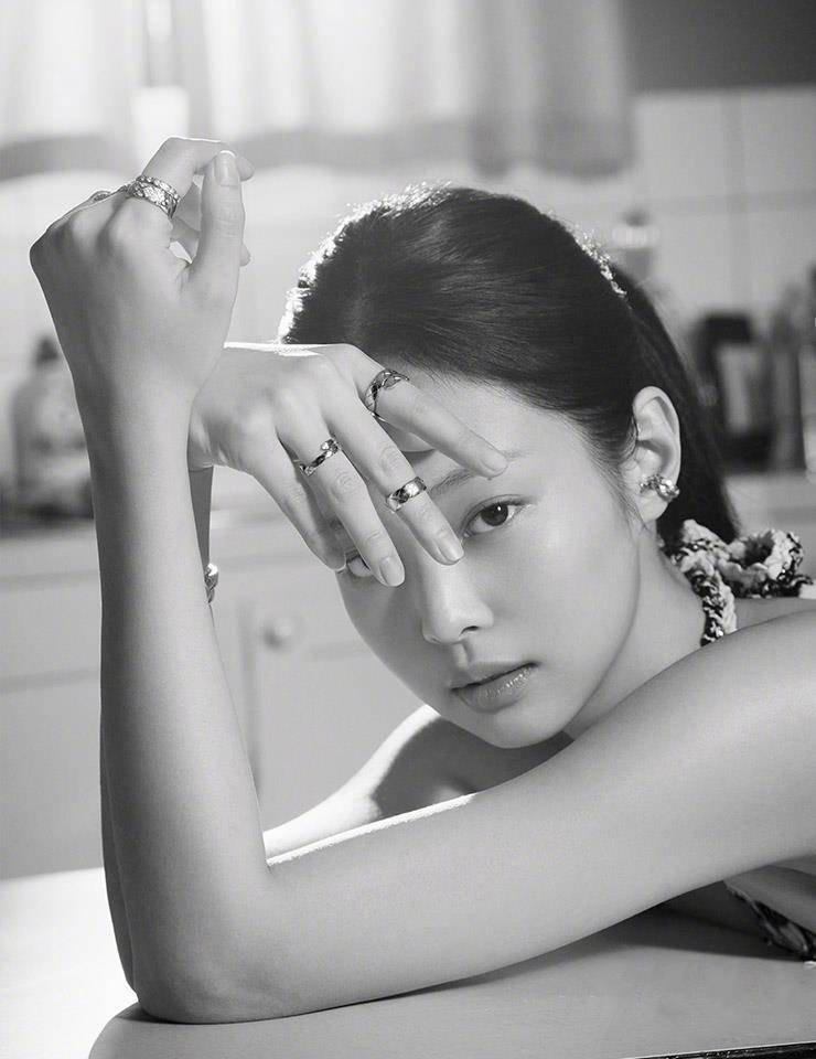 蝴蝶Jennie金智妮拍火辣写真,光脚丫坐在餐桌上面,大美背露得好高级