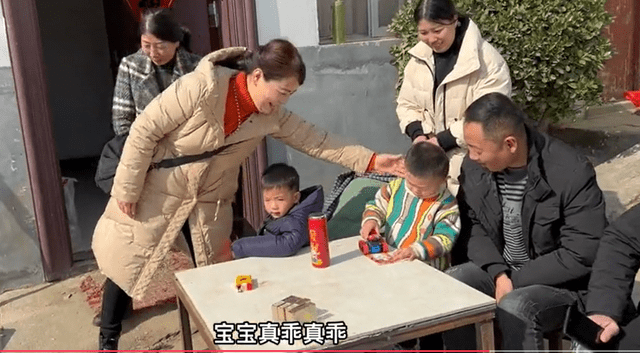 许妈|初二姑爷节，许妈到田家户外吃席，田新豪发红包，孩子们排队下蹲