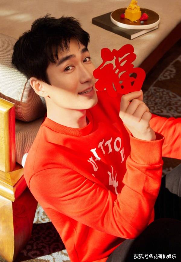拜年:王俊凯煮汤圆,蔡徐坤和老虎玩偶合影,朱一龙单手拿福_花哥_邓伦