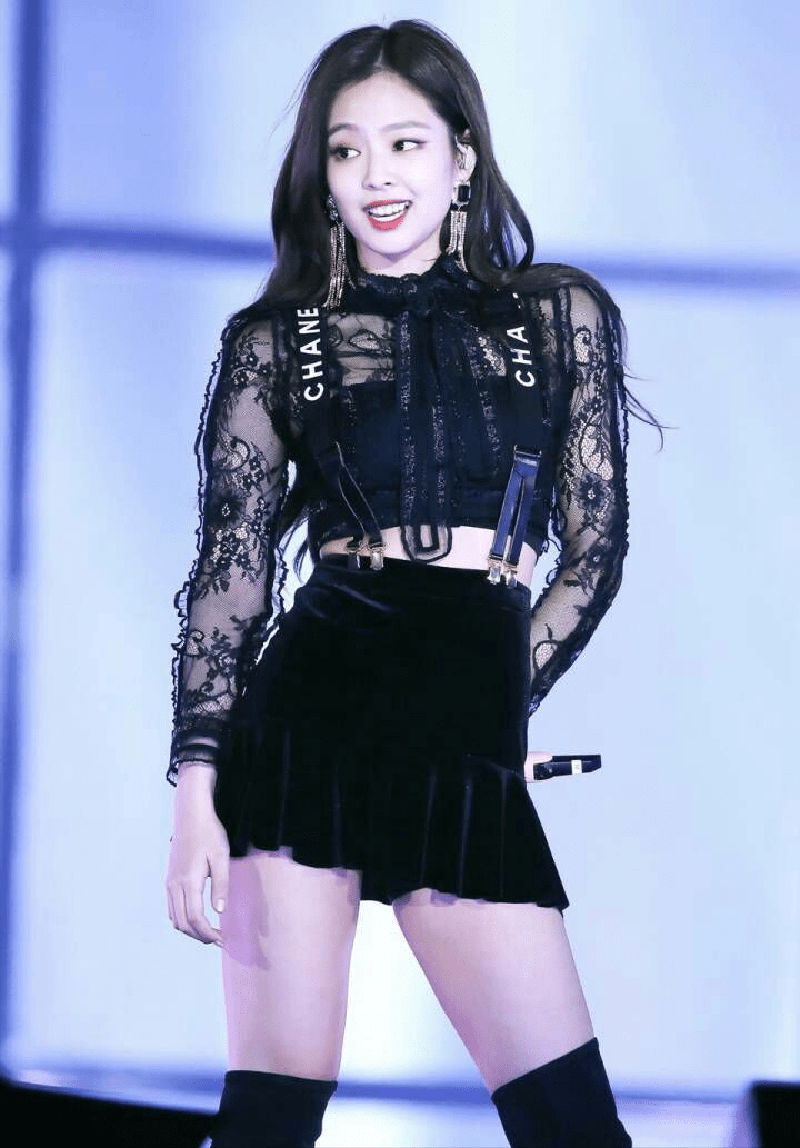 蝴蝶Jennie金智妮拍火辣写真,光脚丫坐在餐桌上面,大美背露得好高级