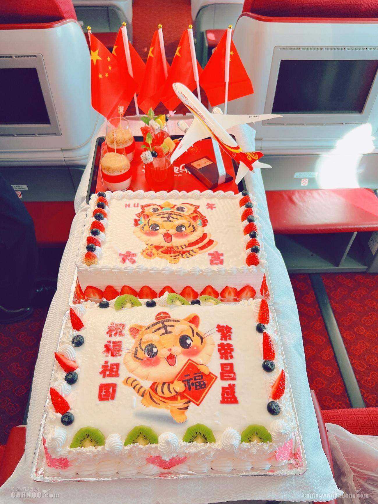 图:邀请旅客一起切新春祝福蛋糕 摄影:于健生旧岁已展千重锦,新年再进