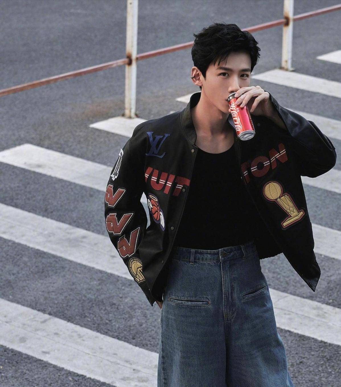 出圈 白敬亭又火了,私下穿搭也出圈,蓝色印花毛衣配阔腿裤好显嫩