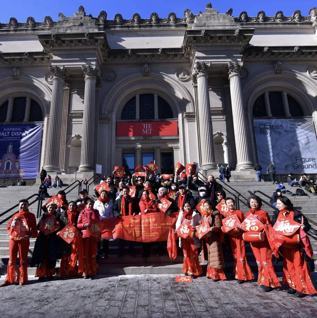 在大都会博物馆送福字美国中华知青联合会会长王建英表示,中美艺术家