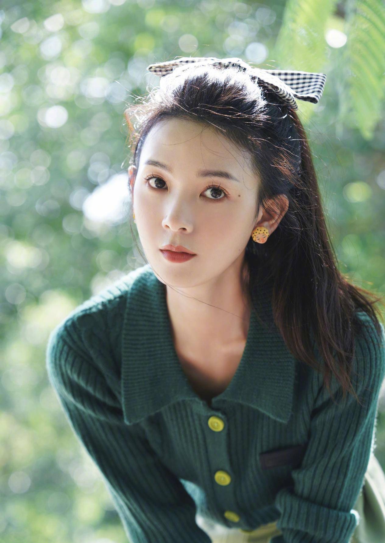 御姐 陈瑶有一张萝莉脸,穿牛仔裙江边拍写真,御姐身高却甜美可爱