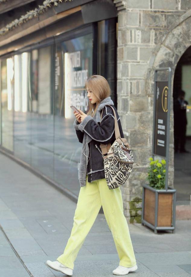 女生 冬天流行的不是羽绒服,而是这种保暖又时髦的外套,超有范儿