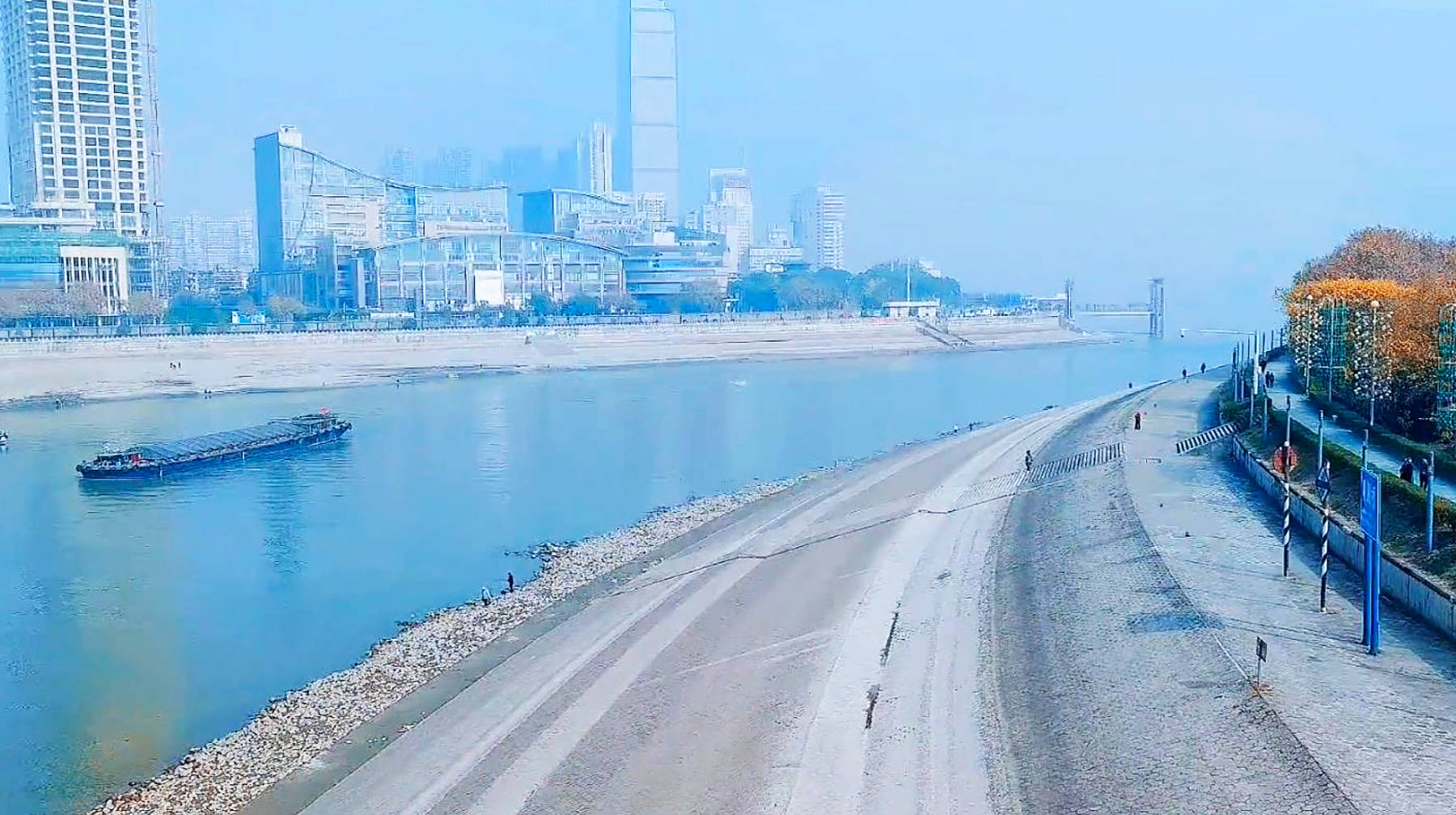 原创冬季到武汉城区江边观赏海景两江交汇处的宽阔沙滩潮水正汹涌