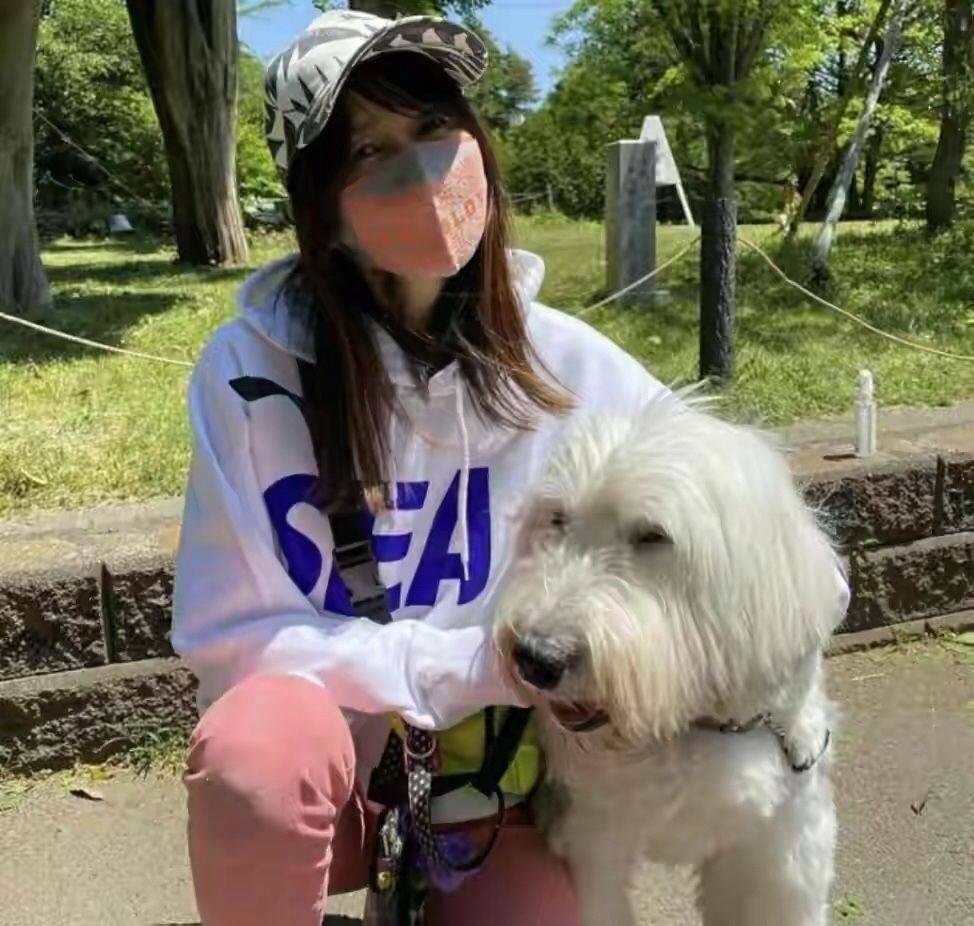 卫衣 51岁工藤静香不服老，公主切配紫口红走“少女风”，穿搭还像00后