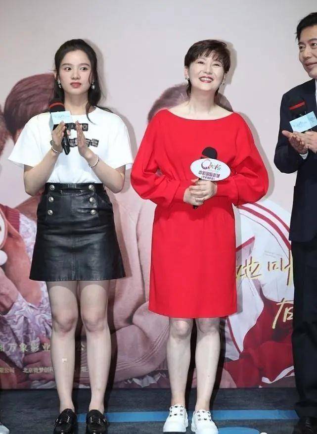 设计 徐帆穿衣挺有中年韵味的，白色羽绒服叠穿格纹装，看着就挺温暖