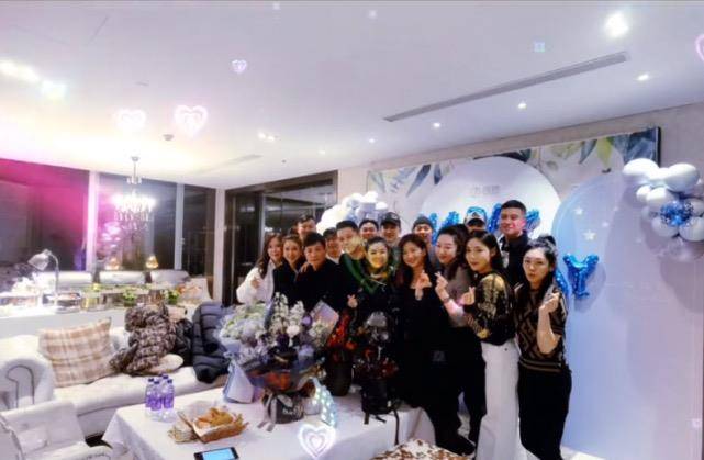 李小萌 李小萌拼乐高成儿子奴!穿毛衣亲吻儿子真放得开,老公当甩手掌柜