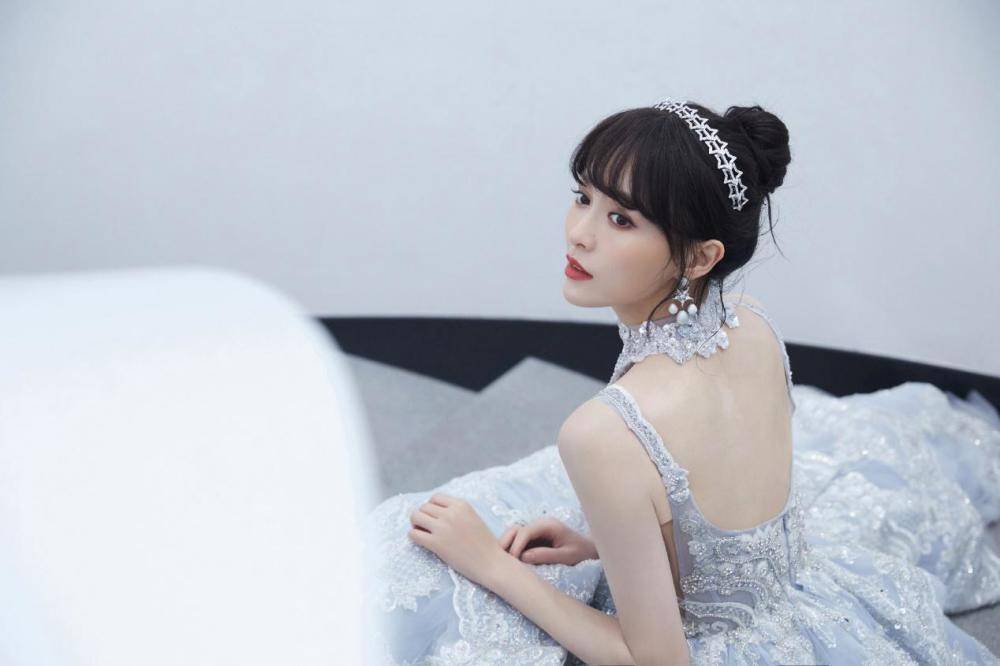 双腿 唐嫣又留回厚刘海，一袭挂脖金色裙主持晚会，身段窈窕风情万种