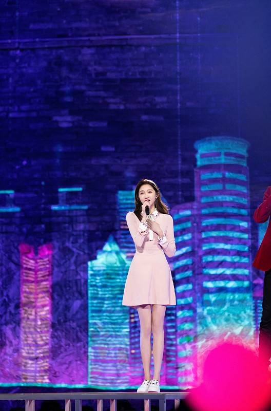 设计“国民闺女”关晓彤身穿粉色连衣裙好甜美，纤细长腿好吸睛，超美