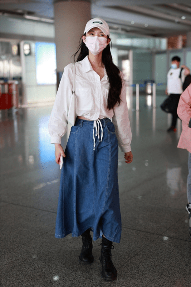 身材 陈瑶1米68的身高不白给,穿简单的服装凹出好身材,又瘦又高真美