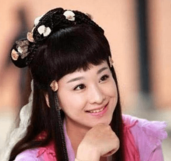 发型同样是厚重齐刘海，热巴最丑，杨幂也撑不起，只有她能驾驭