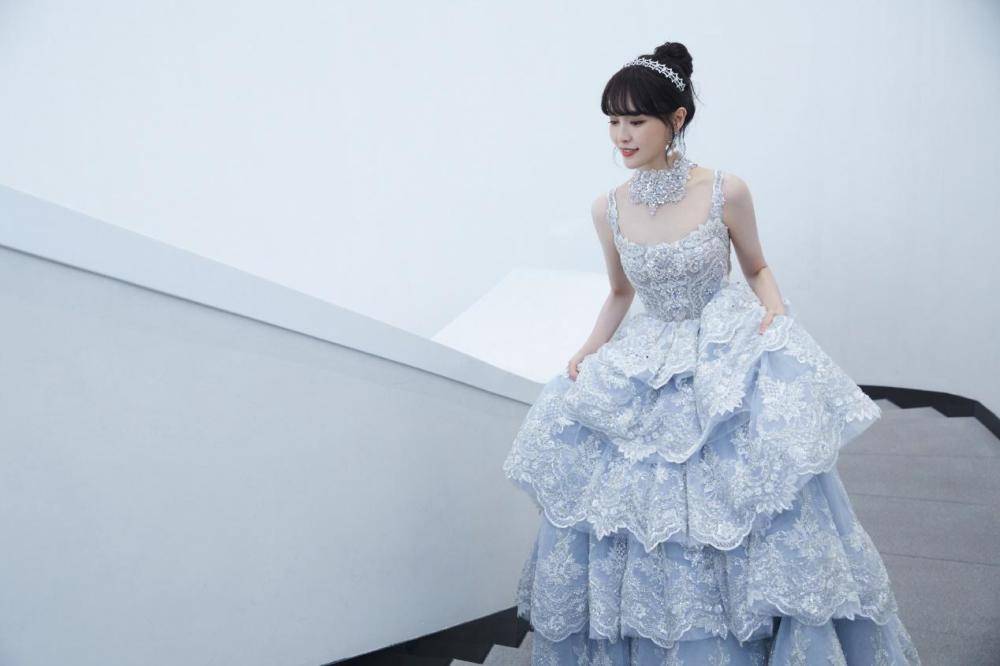 双腿 唐嫣又留回厚刘海，一袭挂脖金色裙主持晚会，身段窈窕风情万种