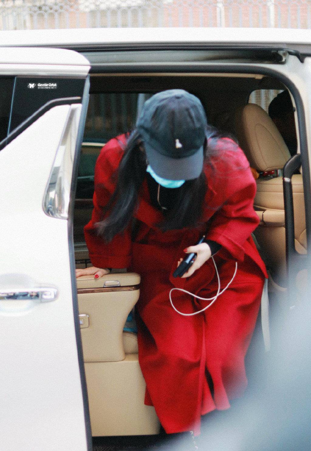 赵丽颖 越活越回去了!赵丽颖穿红裙为网友发红包,34周岁状态像个小姑娘