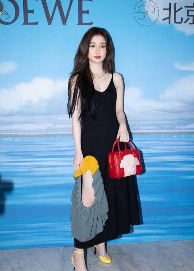 短裙 女人穿衣要注意气质，学虞书欣的女人味穿搭，穿短裙秀出大长腿