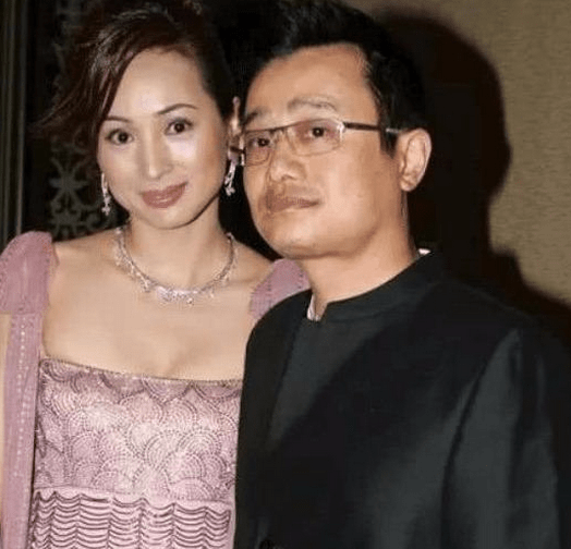 嫁入豪门还不满足,51岁出轨年轻富二代,今独自抚养3个孩子_罗霖