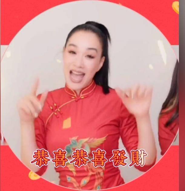 身材 钟丽缇带俩女儿跳舞迎新春，同穿红旗袍好喜庆，51岁身材仍抢镜