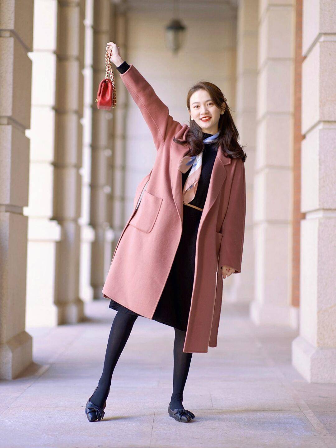 下装 街拍：成熟有型女性风格，是潮人冬季的必备，显小姐姐肤色更白皙