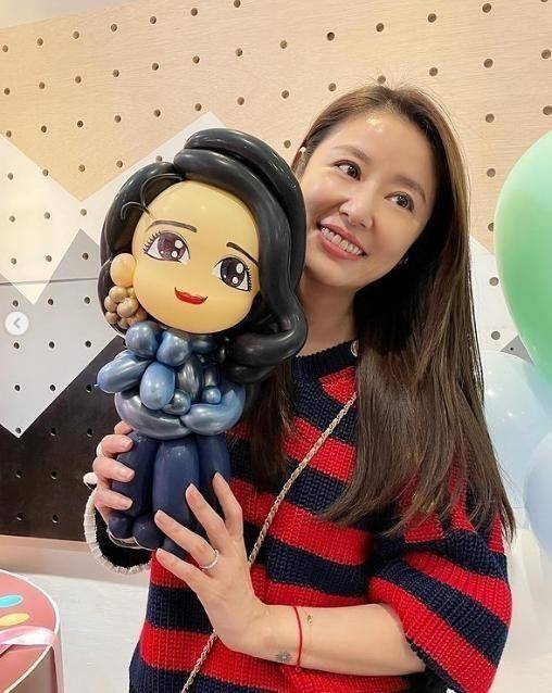 黑色 林心如参加聚会罕见炫富!戴72万手表亮相,穿衬衣不站C位认不出