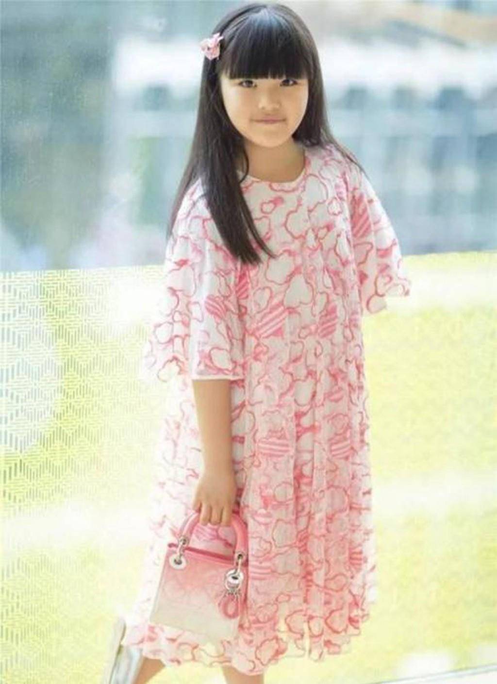 黑色 李湘晒女儿手工画，11岁王诗龄又长大了，长发黑色运动装元气满满