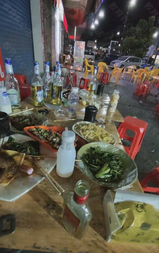 2名女生把1名男生灌醉,还一把拎起醉酒男生衣领,胁迫他继续喝酒