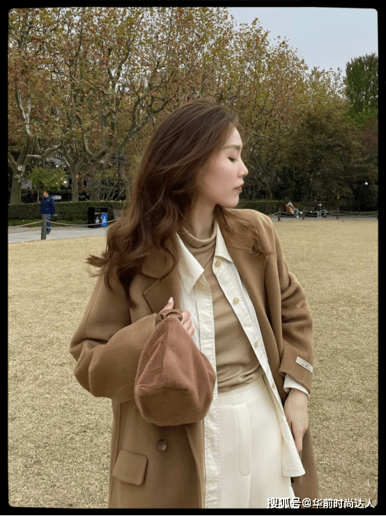 脖子 早春“大衣+高领衫”太高级了，保暖显气质，适合30、40岁的女人
