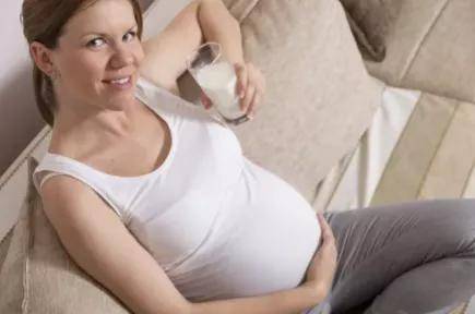 缺钙|孕期牛奶、酸奶vs孕妇奶粉怎么喝更营养？
