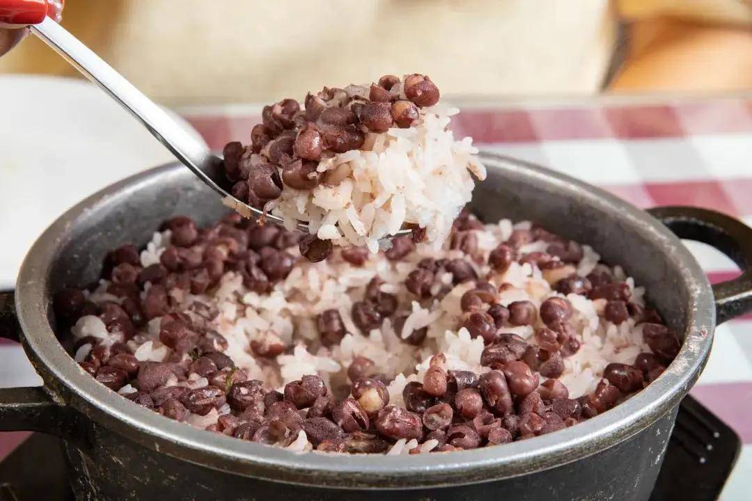 东北菜一定要和米饭搭配才香,小豆饭是他家的招牌,一开盖就能看到热气