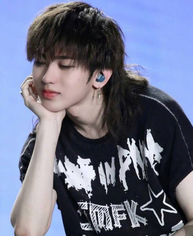 长发留长发的男星，胡歌B级，蔡徐坤A级，陈坤S级，而他SSS＋