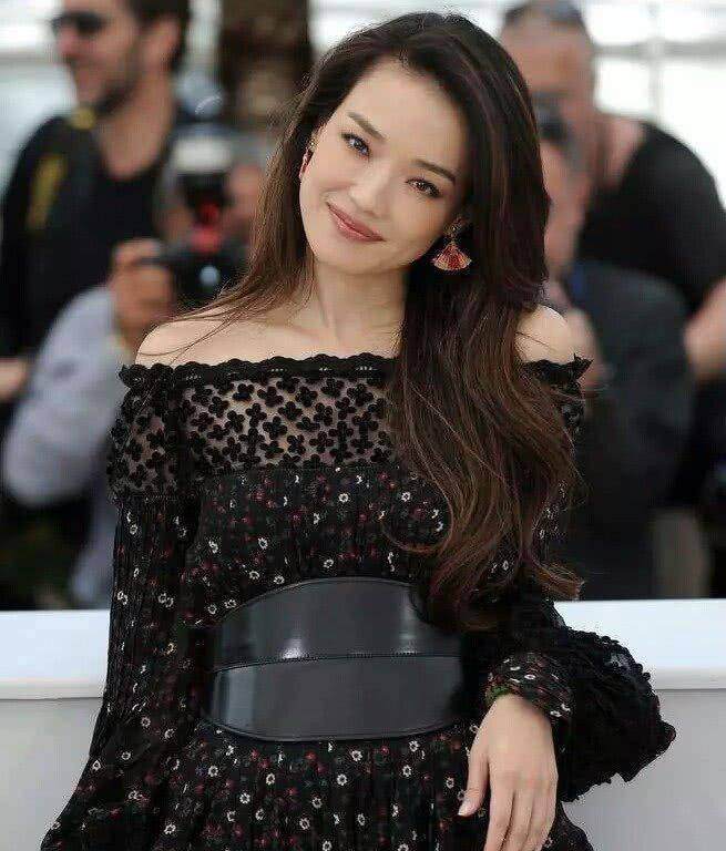 身材 舒淇打扮很知性,穿蕾丝连衣裙配西装干练利落,好品味可真罕见