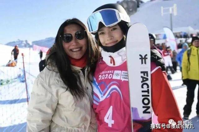 谈球吧体育谷爱凌夺冠！滑雪冠军、美女学霸这就是人类高质量少女的模样！(图3)