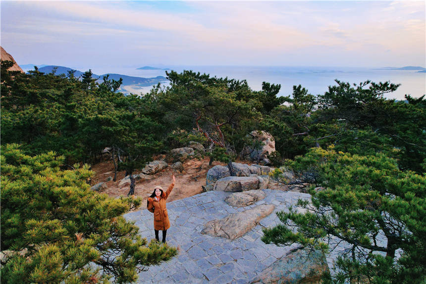 青岛|山东有个浪漫的旅游景点，山海相连十分壮观，青岛人最爱来看日出