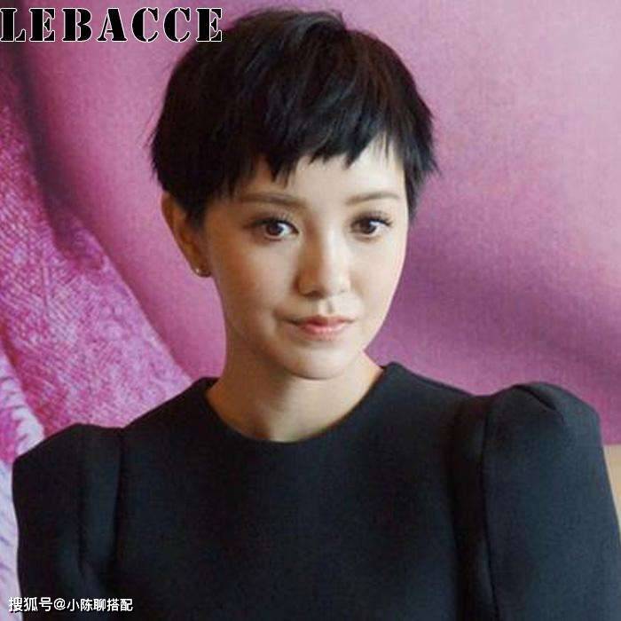 发型45岁以上的女人，别再留羊毛卷黑长直，这3种发型减龄好打理