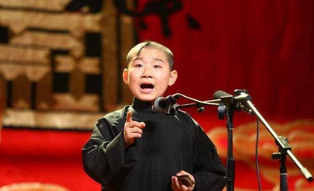 2010年郭德纲带着德云社一众弟子商演,并集体演唱《画扇面》,郭德纲起