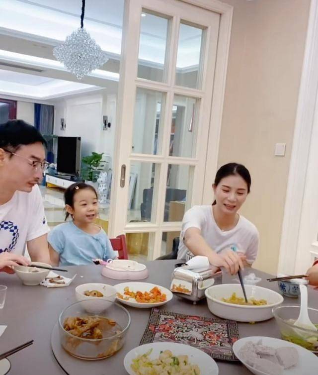 何姿在西安解封后全家去旅游,女儿乖巧帮拎行李,三亚豪宅罕曝光_秦凯