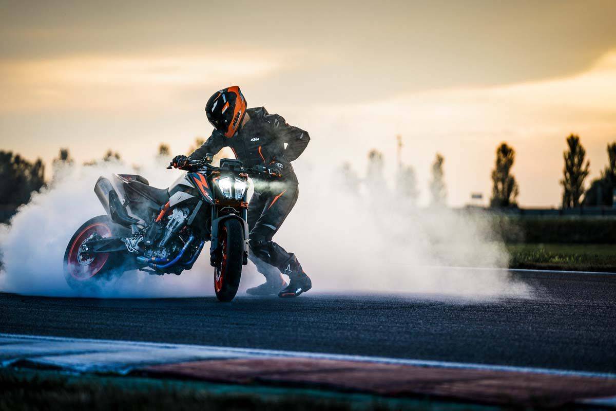 橙色手术刀！2022 KTM 890 DUKE R新配色亮相_搜狐汽车_搜狐网
