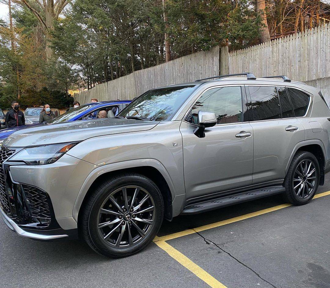 首批新款雷克萨斯lx抵港落地近200万质感一流还看啥路虎揽胜