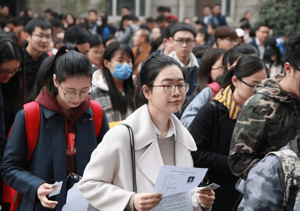 老师是公职人员吗(老师是公职人员吗现在)