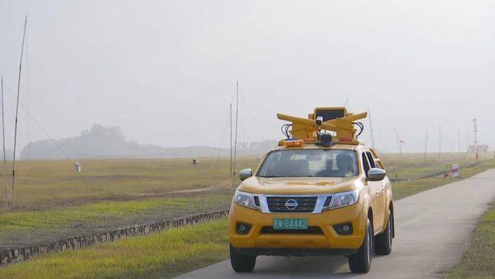 赵旭东巡查时驾驶的车辆,造型也相当独特,车上安装各式各样的设备.