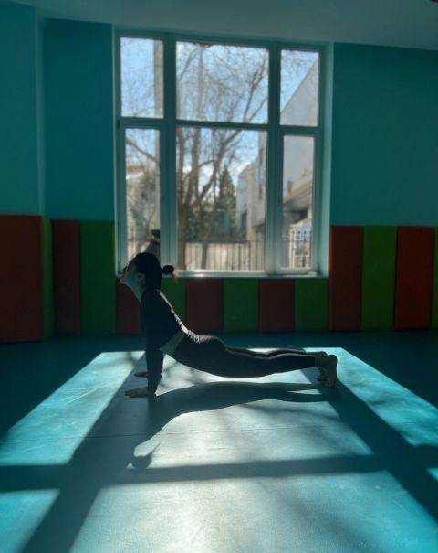 原创朱珠产后练身材弓腰露出明显的小肚子老公抱着女儿当监工