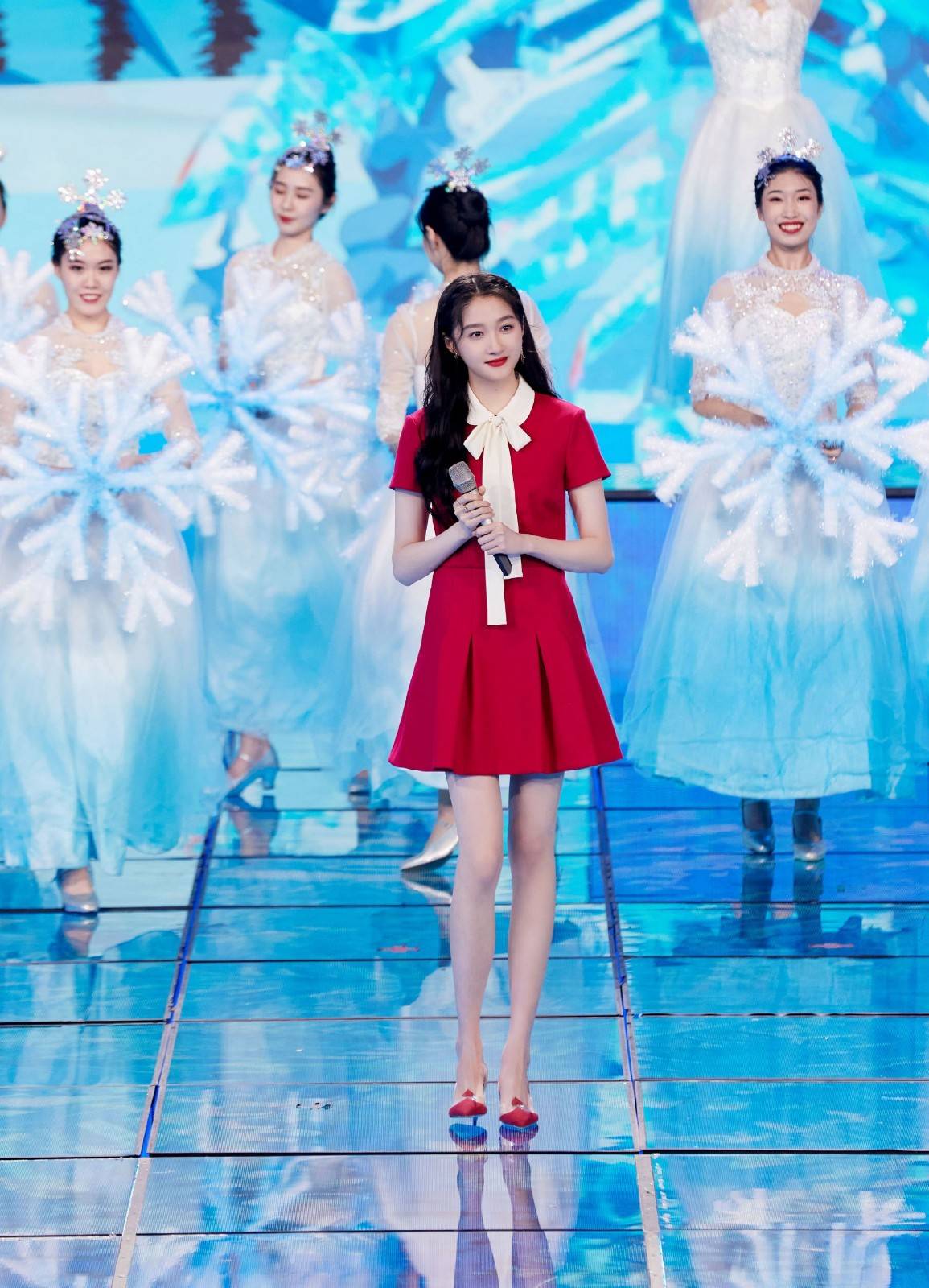 原创毛晓彤撞衫关晓彤甜美有范一个少女感满满一个公主范十足