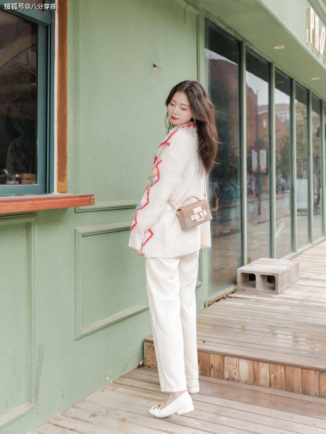 下装 “毛衣”怎么穿高级又洋气？看看这些穿搭造型，柔软舒适又显气质